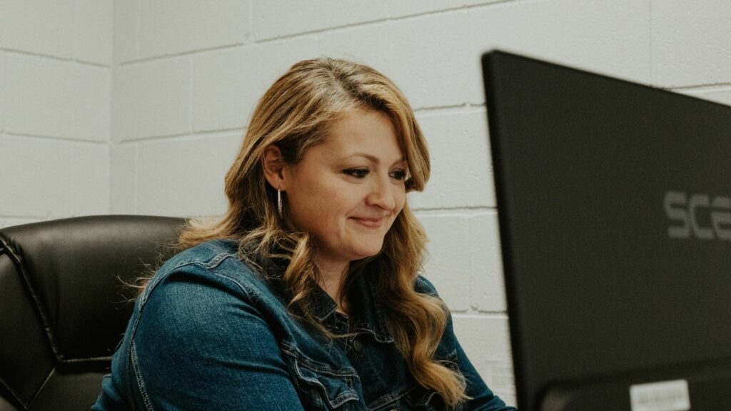 Online elementary school mentor teacher working at a desktop computer